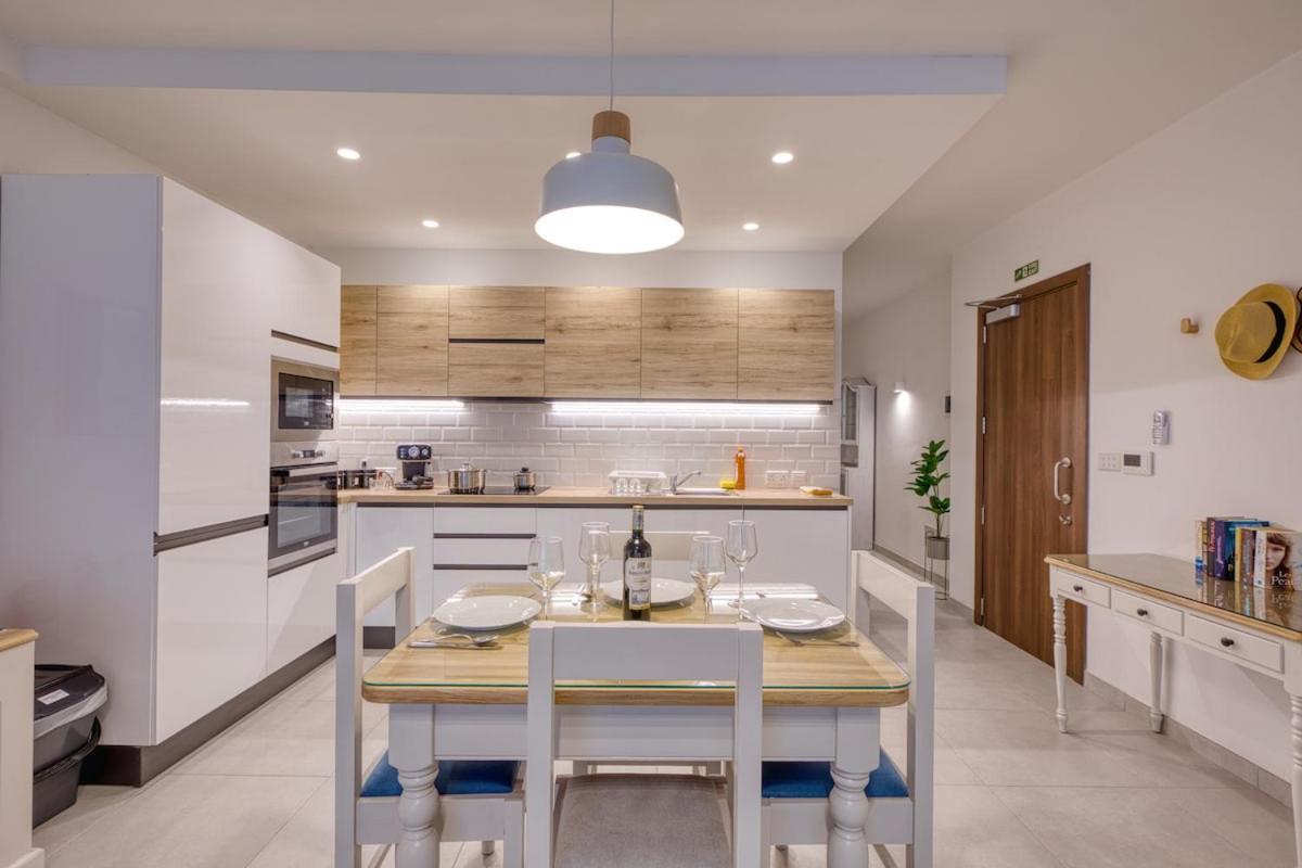 Modern 2 Bedroom With Parking & Close To The Sea Lägenhet