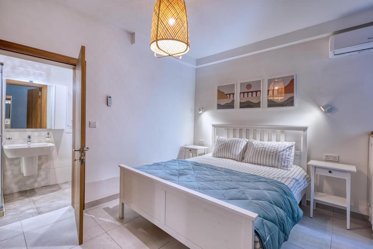 Modern 2 Bedroom With Parking & Close To The Sea *