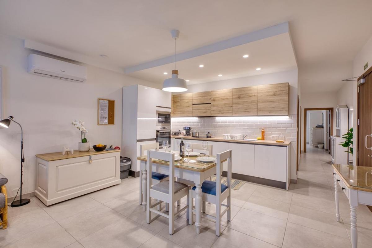 Modern 2 Bedroom With Parking & Close To The Sea Lägenhet