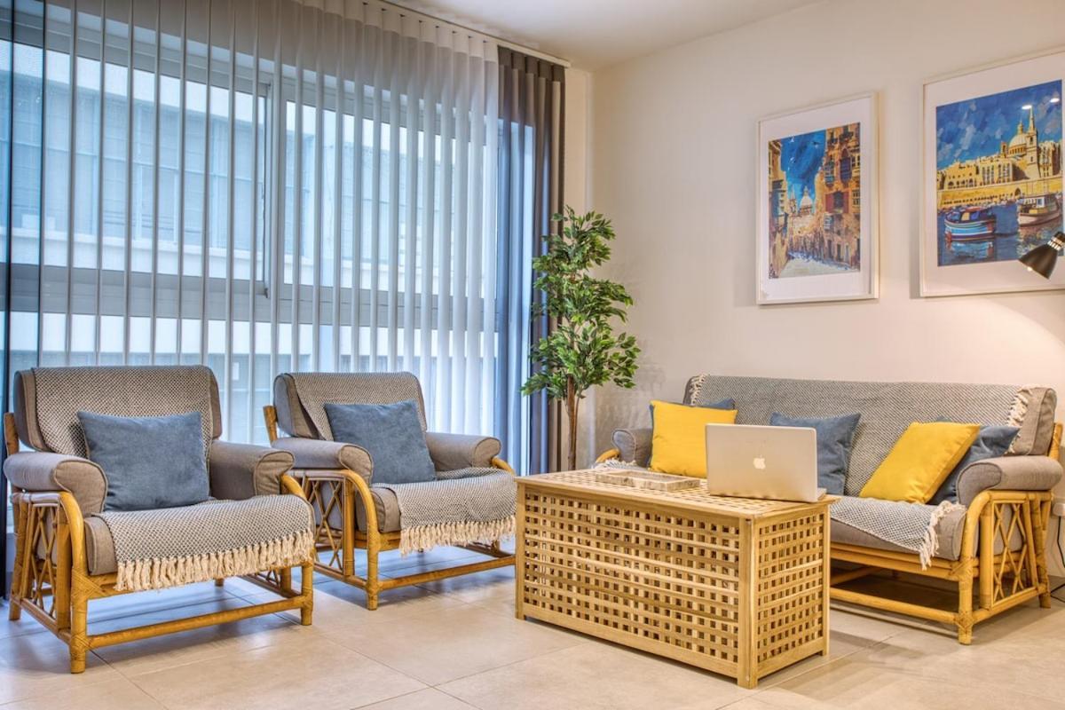 Modern 2 Bedroom With Parking & Close To The Sea Lägenhet *