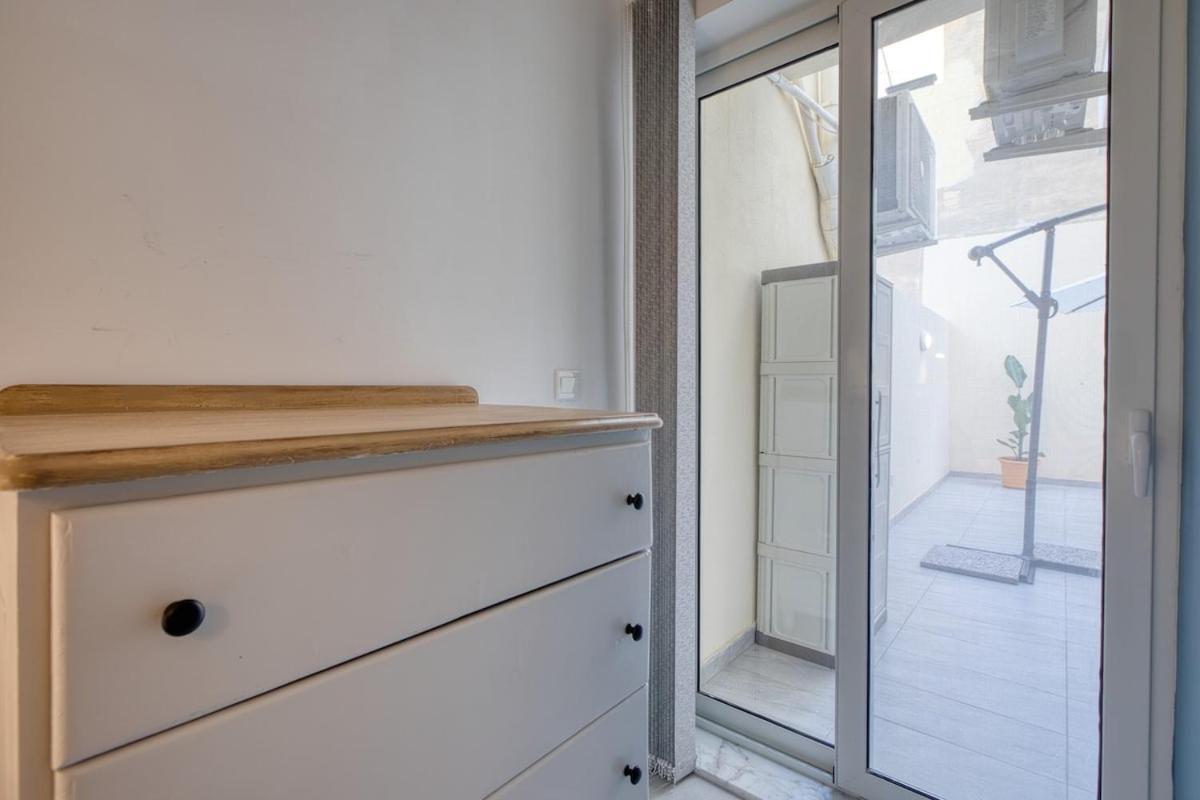 Modern 2 Bedroom With Parking & Close To The Sea