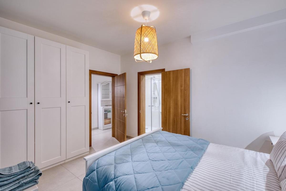 Modern 2 Bedroom With Parking & Close To The Sea Lägenhet