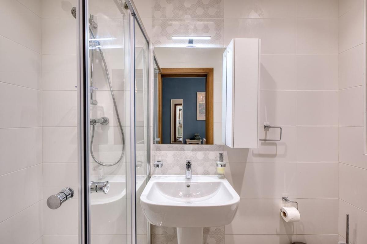 Modern 2 Bedroom With Parking & Close To The Sea